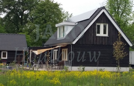 Buitenzijde van houtskeletbouw woning met duurzame houtsoorten