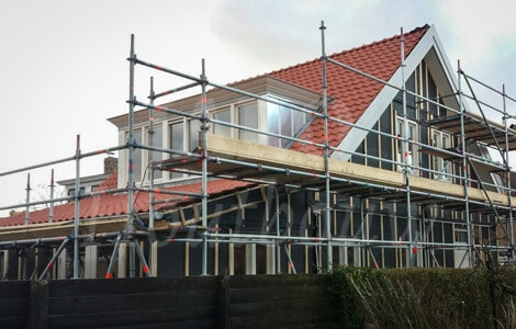 Houten huis in aanbouw bij woning te Oostkapelle