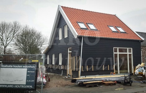 Houten huis met dakramen en dakpannen