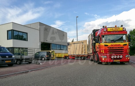 Seniorenwoning van hout in de tuin