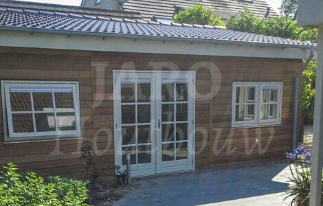 Mantelzorgwoning met cederen wandbekleding in achtertuin